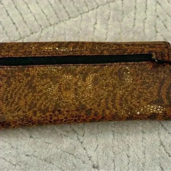 Beautiful cheetah print wallet by Kenneth Cole reaction - Picture 2 of 10